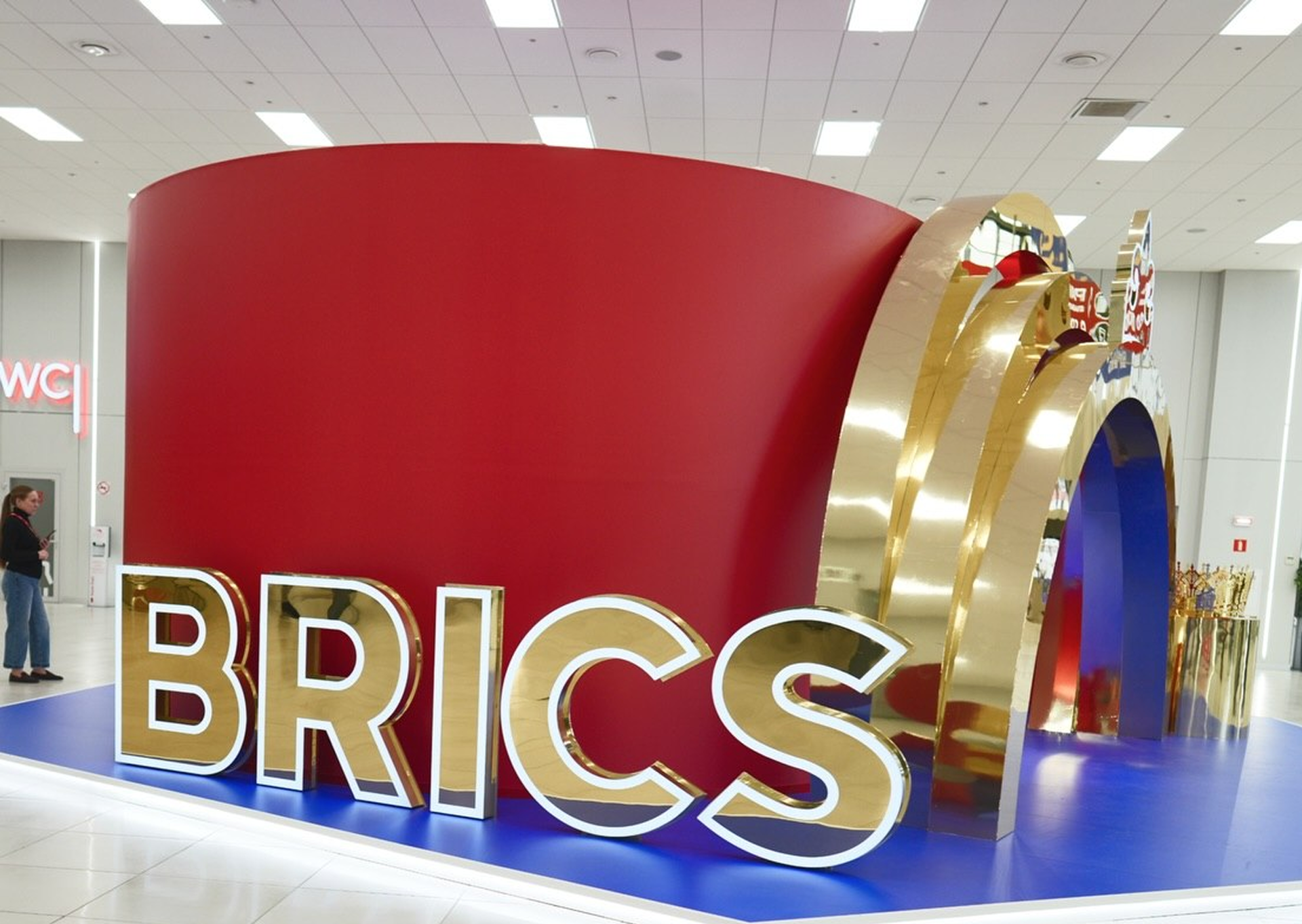 BRICS POP-UP — фото готовой инсталляции 1